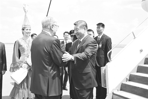 习近平抵达阿斯塔纳纳扎尔巴耶夫国际机场时,托卡耶夫总统率高级官员热情迎接。新华社发